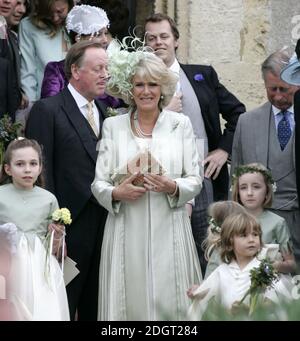 Camilla Herzogin von Cornwall, Andrew Parker Bowles und Tom Parker Bowles verlassen die St. Cyriac's Church. Stockfoto