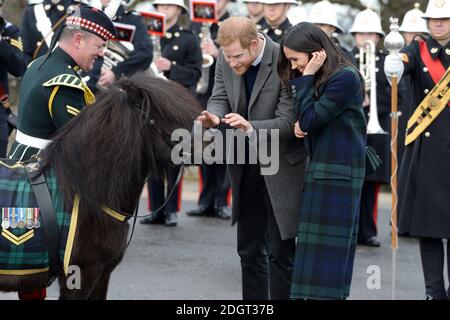 Prinz Harry und Meghan Markle treffen Pony-Major Mark Wilkinson und das Regimentsmaskottchen Cruachan IV auf einem Spaziergang auf der Esplanade des Edinburgh Castle, während ihres Besuchs in Schottland. Bildnachweis sollte lauten: Doug Peters/EMPICS Entertainment Stockfoto