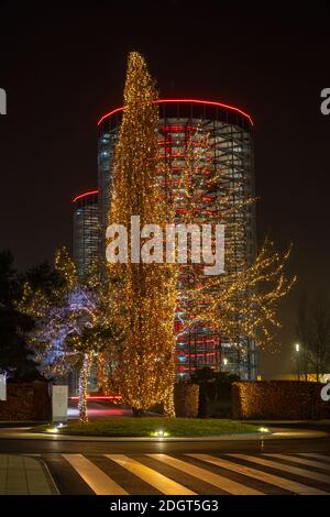 Die Volkswagen Autostadt ist für die Weihnachtszeit hell erleuchtet. Es ist ein prominentes Wahrzeichen der Stadt Wolfsburg. Stockfoto