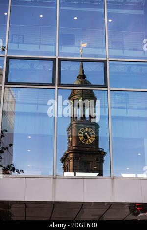 Moderne Bürogebäude mit dem Spiegelbild des Glockenturms der St. Michael Kirche oder St. Michaelis in Neustadt, Hamburg, Deutschland Stockfoto