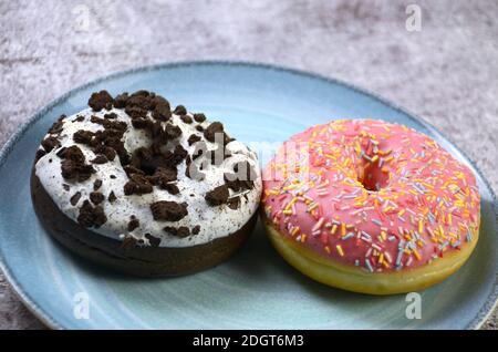 Eine Nahaufnahme der frischen und süßen Donuts glasiert mit Creme auf einem Teller Stockfoto