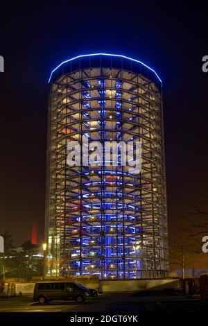 Die Volkswagen Autostadt ist für die Weihnachtszeit hell erleuchtet. Es ist ein prominentes Wahrzeichen der Stadt Wolfsburg. Stockfoto