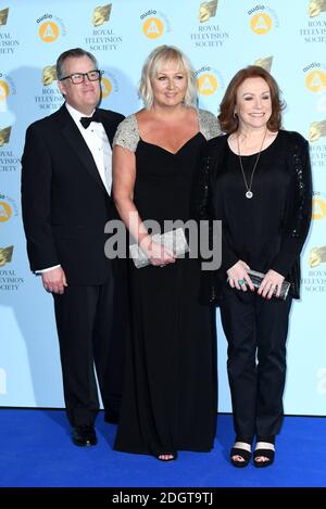 (Von links nach rechts) Peter Gunn, Sue Cleaver und Melanie Hill bei der Ankunft bei den Royal Television Society Program Awards 2018 im Grosvenor House Hotel, London. Bildnachweis sollte lauten: Doug Peters/EMPICS Entertainment Stockfoto