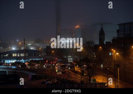 Rush Hour auf der Queen's Road in Nottingham City, mit Blick auf Eastcroft Depot und London Road, Nottinghamshire England Stockfoto