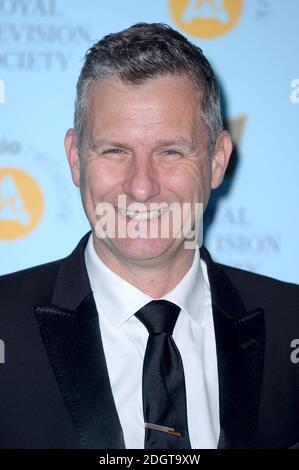 Adam Hills Ankunft bei den Royal Television Society Program Awards 2018 im Grosvenor House Hotel, London. Bildnachweis sollte lauten: Doug Peters/EMPICS Entertainment Stockfoto