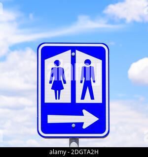 Öffentliche Toilette Schild mit Pfeil im ländlichen Südaustralien Stockfoto