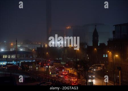 Rush Hour auf der Queen's Road in Nottingham City, mit Blick auf Eastcroft Depot und London Road, Nottinghamshire England Stockfoto