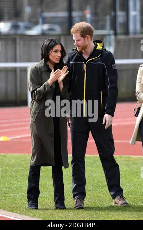 Prinz Harry und Meghan Markle bei einem Besuch im Sporttrainingsdorf der Universität Bath. Stockfoto