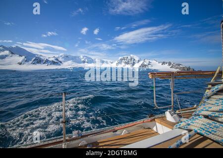 Teil der Yacht mit Landschaft Eisberge in der Antarktis. Extreme reisen, Segeln. Stockfoto