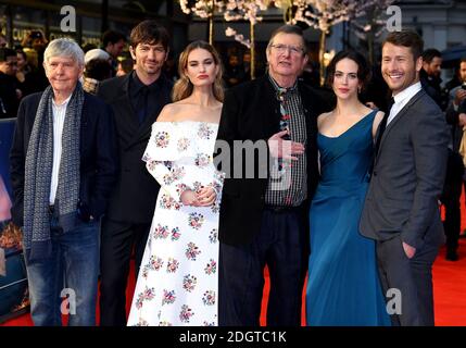 Tom Courtenay (von links nach rechts), Michiel Huisman, Lily James, Mike Newell, Jessica Brown Findlay und Glen Powell bei der Weltpremiere der Guernsey Literary and Potato Peel Pie Society im Curzon Mayfair, London. Bildnachweis sollte lauten: Doug Peters/EMPICS Entertainment Stockfoto