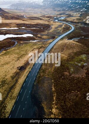 Luftbild einer Straße in den Bergen in Ostisland Im Winter Stockfoto