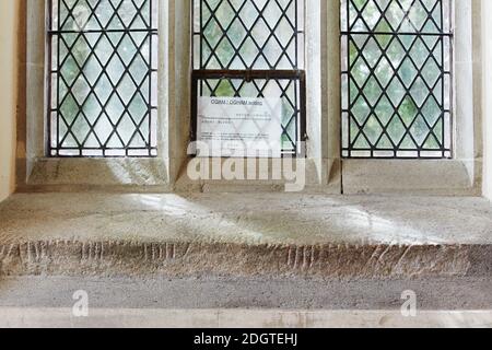 Keltische Ogham-Schrift auf den Maglocunus-Stein geschnitzt, St. Brynach's Church in Nevern, Pembrokeshire, Wales, Großbritannien Stockfoto