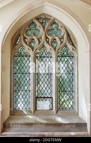 Keltische Ogham-Schrift auf den Maglocunus-Stein geschnitzt, St. Brynach's Church in Nevern, Pembrokeshire, Wales, Großbritannien Stockfoto