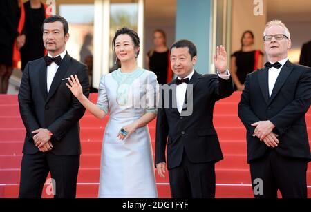 Fan Liao, Tao Zhao, Zhangke Jia und Thierry Fremaux, Direktor der Filmfestspiele von Cannes, besuchen die Premiere von Eternals (Ash is Reinest White) im Rahmen der 71. Filmfestspiele von Cannes Stockfoto