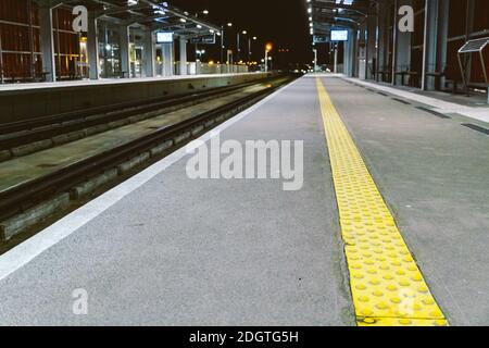 Bahnhof am Flughafen GDN in Danzig in Polen. Bahnsteig des Flughafens Lech Walesa in Danzig, Polen. Lotnisk Flughafen Danzig Stockfoto