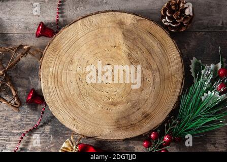 Weihnachten Ornament und Baumstamm Hintergrund. Stockfoto
