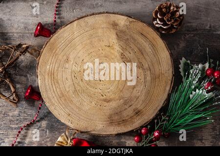 Weihnachten Ornament und Baumstamm Hintergrund. Stockfoto