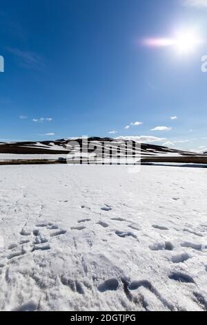 Eine verschneite Berglandschaft in Island Stockfoto