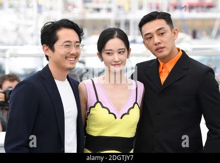 Steven Yeun, Jong-seo Jeon und Ah-in Yoo bei der Brennenden Fotozelle im Palais De Festival im Rahmen des 71. Filmfestivals von Cannes. Bildnachweis sollte lauten: Doug Peters/EMPICS Stockfoto