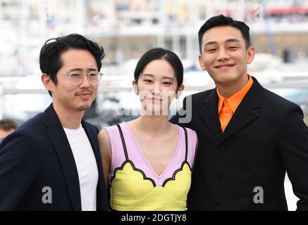 Steven Yeun, Jong-seo Jeon und Ah-in Yoo bei der Brennenden Fotozelle im Palais De Festival im Rahmen des 71. Filmfestivals von Cannes. Bildnachweis sollte lauten: Doug Peters/EMPICS Stockfoto