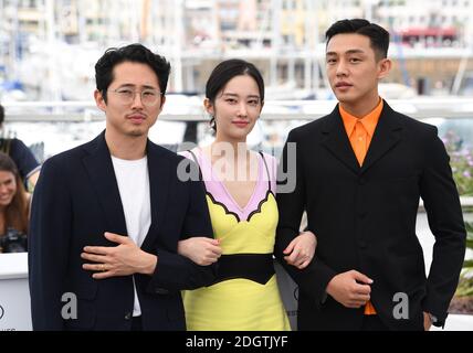 Steven Yeun, Jong-seo Jeon und Ah-in Yoo bei der Brennenden Fotozelle im Palais De Festival im Rahmen des 71. Filmfestivals von Cannes. Bildnachweis sollte lauten: Doug Peters/EMPICS Stockfoto