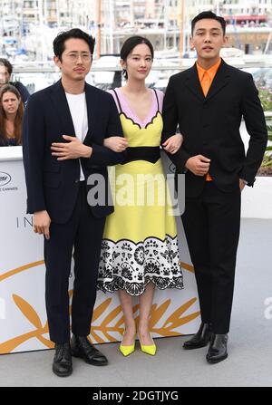 Steven Yeun, Jong-seo Jeon und Ah-in Yoo bei der Brennenden Fotozelle im Palais De Festival im Rahmen des 71. Filmfestivals von Cannes. Bildnachweis sollte lauten: Doug Peters/EMPICS Stockfoto