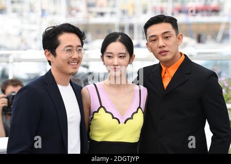 Steven Yeun, Jong-seo Jeon und Ah-in Yoo bei der Brennenden Fotozelle im Palais De Festival im Rahmen des 71. Filmfestivals von Cannes. Bildnachweis sollte lauten: Doug Peters/EMPICS Stockfoto