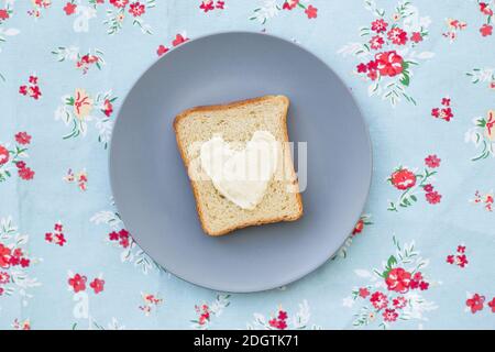 Sandwich zum Frühstück in Form von Herz mit blau Käse auf einem Teller und Serviette hell Stockfoto