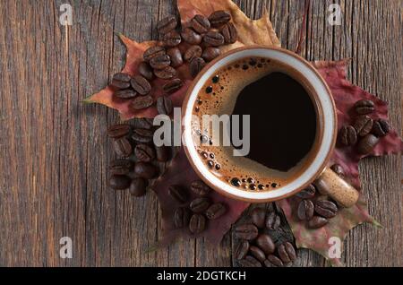 Tasse heißen Kaffee und Herbst Ahornblätter auf dunklem Holzhintergrund, Draufsicht Stockfoto