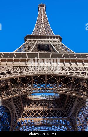 Der Eiffelturm am Champ De Mars in Paris Frankreich erbaut im Jahr 1889, ist ein beliebtes Reiseziel Touristenattraktion Wahrzeichen der Stadt, sto Stockfoto