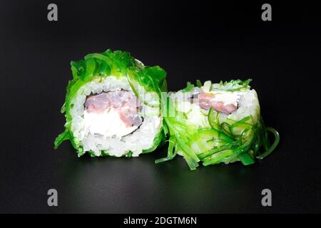 Sushi-Brötchen mit Chuka und Garnelen Stockfoto