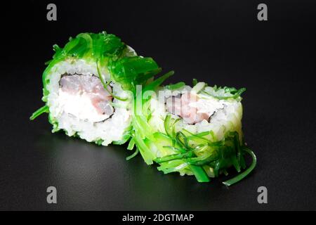 Sushi-Brötchen mit Chuka und Garnelen Stockfoto