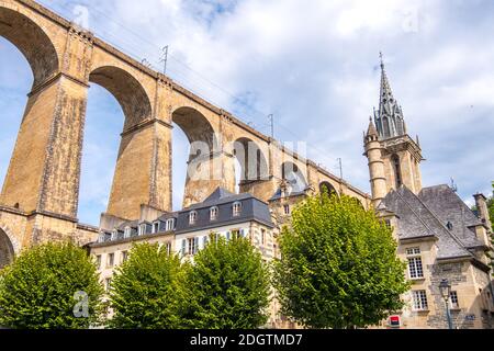 Morlaix, Frankreich - 28. August 2019: Eglise Saint-Melaine oder Kirche Saint-Melaine in der Nähe des Viadukts in Morlaix, Departement Finistere, Bretagne Stockfoto