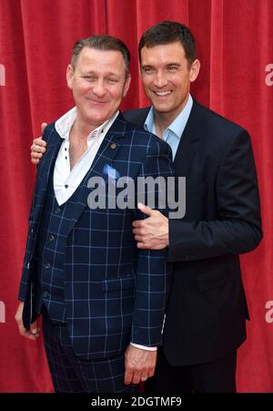 Chris Walker und Matthew Chambers bei den British Soap Awards 2018 im Hackney Empire, London. Bildnachweis sollte lauten: Doug Peters EMPICS Entertainment Stockfoto