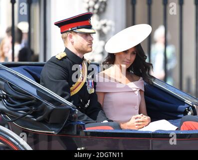 Der Herzog und die Herzogin von Sussex während der Kutschenprozession entlang der Mall in Trooping the Color, London. Bildnachweis sollte lauten: Doug Peters/EMPICS Stockfoto