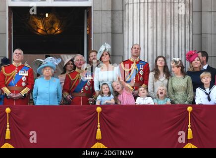 (Von links nach rechts) Vizeadmiral Sir Timothy Laurence, die Prinzessin Royal, Prinzessin Beatrice, Lady Louis Windsor, Herzog von York, Königin Elizabeth II, Herzogin von Sussex, Prinz von Wales, Herzog von Sussex und der Herzog und Herzogin von Cambridge mit Prinzessin Charlotte, Savannah Phillips und Prinz George, Auf dem Balkon des Buckingham Palace in Trooping the Color, London. Bildnachweis sollte lauten: Doug Peters/EMPICS Stockfoto