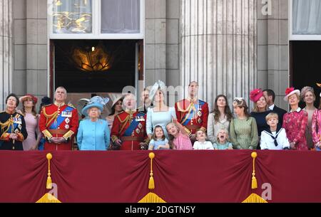 Ihre Majestät die Königin, Prinz Charles, Prinz Harry, Meghan Herzogin von Sussex, Catherine Herzogin von Cambridge, Prinz William, Herzog von Cambridge, mit Prinzessin Charlotte, Prinz George, Savanna Phillips und Mitgliedern der königlichen Familie auf dem Balkon des Buckingham Palace in Trooping the Color, London. Bildnachweis sollte lauten: Doug Peters/EMPICS Stockfoto