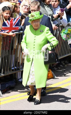 Queen Elizabeth II trifft die Menge im Chester Town Hall Stockfoto