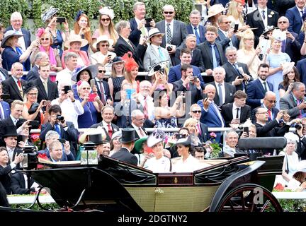 Racegoers sehen als die Gräfin von Wessex und die Herzogin von Sussex kommt während des ersten Tages von Royal Ascot an Auf der Rennbahn Ascot Stockfoto