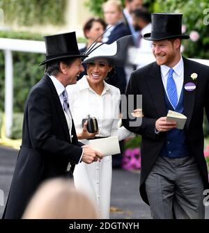 Rennleiter John Warren mit dem Duke und der Herzogin von Sussex während des Tages einer von Royal Ascot auf der Ascot Rennbahn Stockfoto