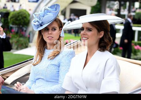 Prinzessin Beatrice (links) und Eugenie (rechts) während des ersten Tages Royal Ascot auf der Pferderennbahn Ascot Stockfoto