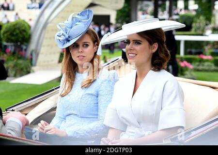 Prinzessin Beatrice (links) und Eugenie (rechts) während des ersten Tages Royal Ascot auf der Pferderennbahn Ascot Stockfoto