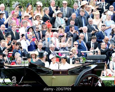 Racegoers sehen als die Gräfin von Wessex und die Herzogin von Sussex kommt während des ersten Tages von Royal Ascot an Auf der Rennbahn Ascot Stockfoto