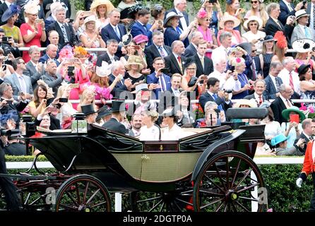 Die Gräfin von Wessex und die Herzogin von Sussex kommen an Während des Tages eine von Royal Ascot auf Ascot Racecourse Stockfoto