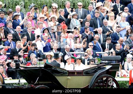 Racegoers sehen als die Gräfin von Wessex und die Herzogin von Sussex kommt während des ersten Tages von Royal Ascot an Auf der Rennbahn Ascot Stockfoto