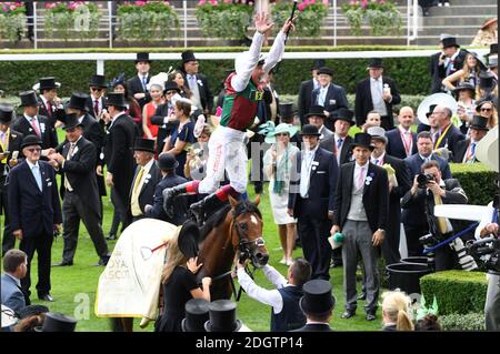 Jockey Frankie Dettori feiert den Sieg der St James's Palace Stakes Mit ohne Parole während des Tages eine von Royal Ascot an Ascot Rennbahn Stockfoto