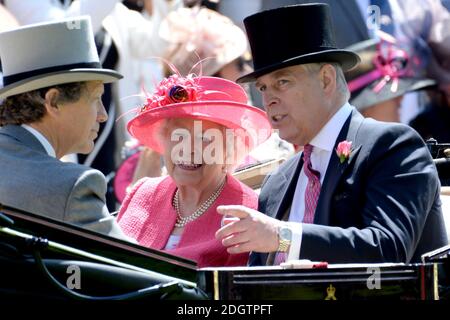 Königin Elizabeth II und Prinz Andrew der Herzog von York während Tag drei von Royal Ascot auf Ascot Rennbahn. Bildnachweis sollte lauten: Doug Peters/EMPICS Entertainment Stockfoto