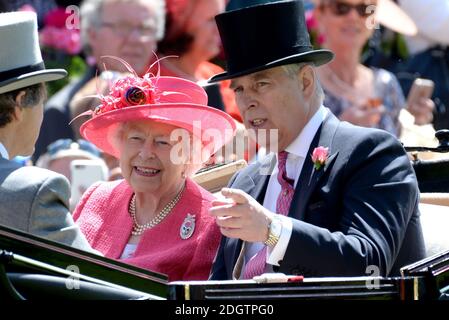 Königin Elizabeth II und Prinz Andrew der Herzog von York während Tag drei von Royal Ascot auf Ascot Rennbahn. Bildnachweis sollte lauten: Doug Peters/EMPICS Entertainment Stockfoto