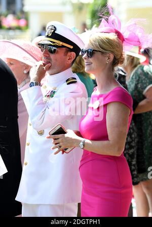 Racegoers beobachten das Geschehen am dritten Tag von Royal Ascot auf der Ascot Racecourse. Bildnachweis sollte lauten: Doug Peters/EMPICS Entertainment Stockfoto