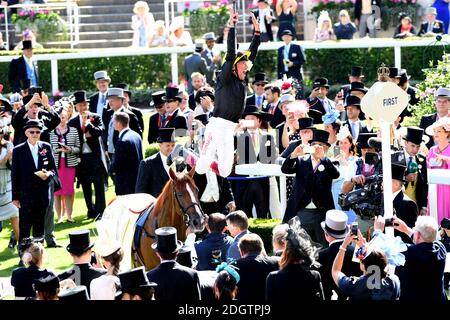 Jockey Frankie Dettori springt von Stradivarius, nachdem er das Gold gewonnen hat Cup während des dritten Tages von Royal Ascot auf Ascot Racecourse Stockfoto